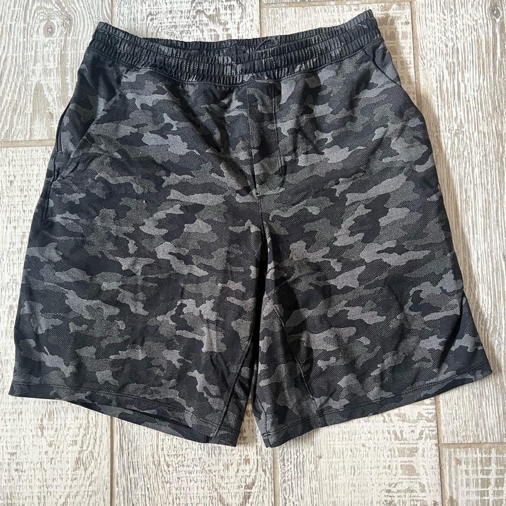 Lululemon Athletica Camouflage Shorts w/ Liner Large 9 inseam